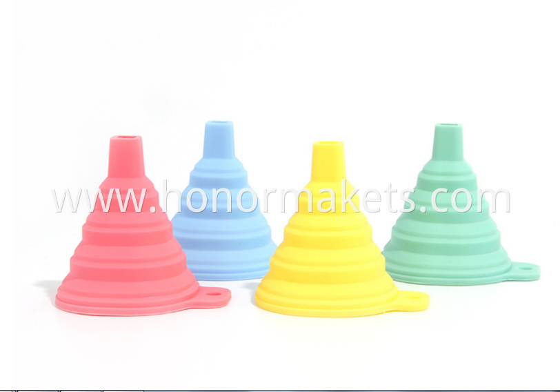 Silicone foldable funnel a household kitchen tool for retractable wine leak and large caliber